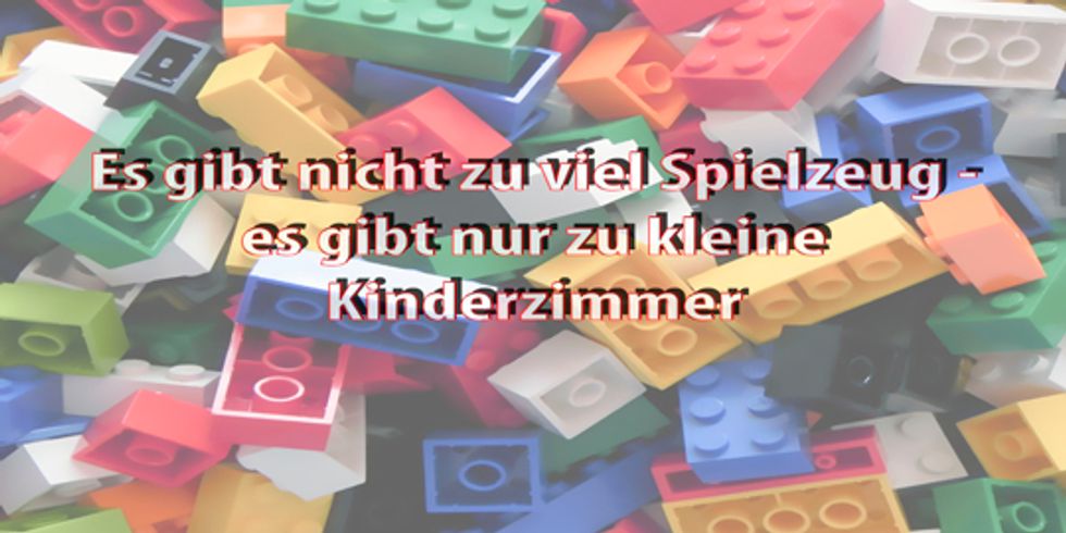 buehne Legeosteine im Hintergrund bunt gemischt mit der Aufschrift "Es gibt nicht zu viel Spielzeug, es gibt nur zu kleine Kinderzimmer"