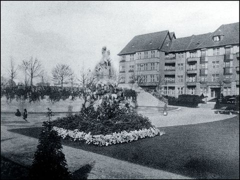 Ansicht des Brunnens von Südosten (Habermann, Berlin-Wilmersdorf 1913, S.123)