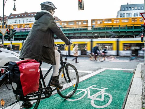 Radfahrerin auf der Eberswalder Straße