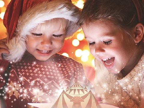 zwei glückliche Kinder im weihnachtlichen Lichterglanz