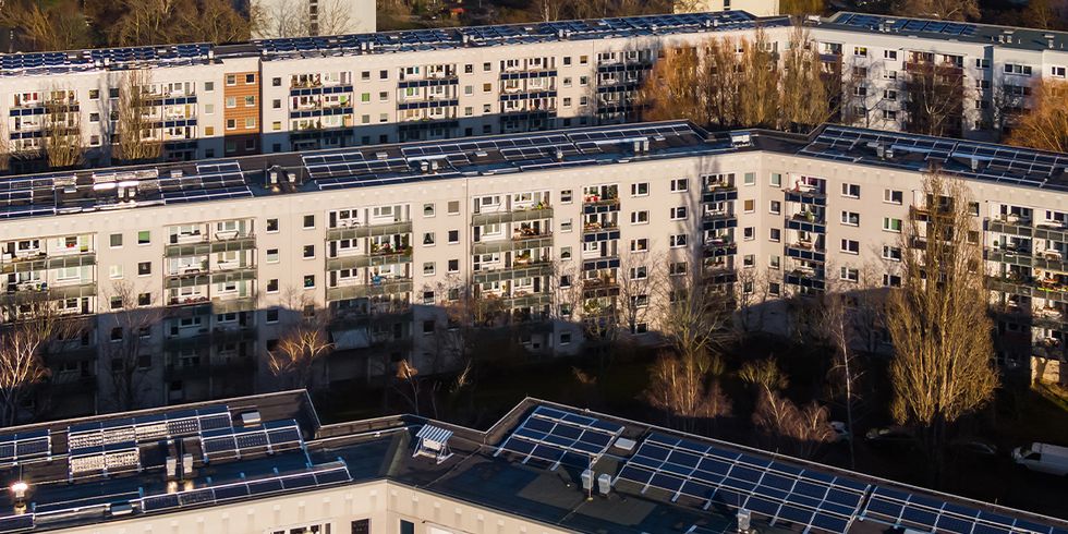 Mehrfamilienhäuser in Kaulsdorf mit Solaranlagen auf dem Dach 