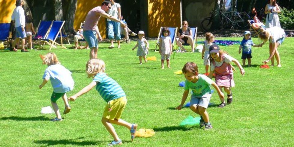 Kinder spielen auf einer Wiese