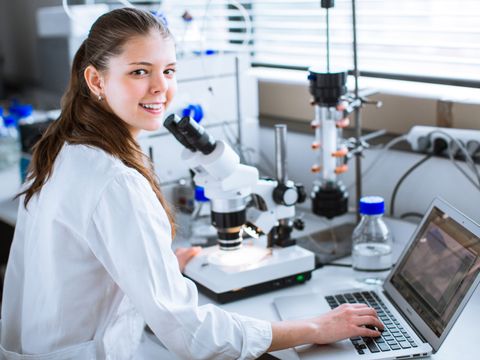 junge Forscherin an ihrem Arbeitsplatz