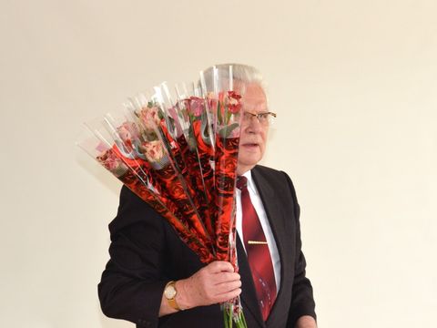 Rudolf Winterfeldt mit Rosen in der Hand