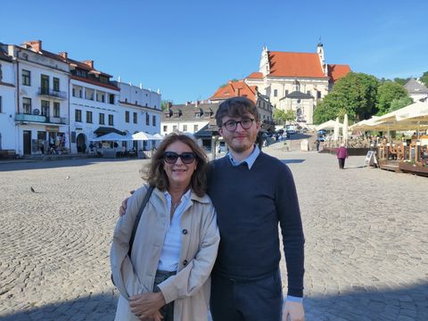 Städtepartnerschaftsvereinsvorsitzender Leskien und Vorstandsmitglied Pischel auf dem zentralen Marktplatz in der historischen Altstadt von Kazimierz Dolny