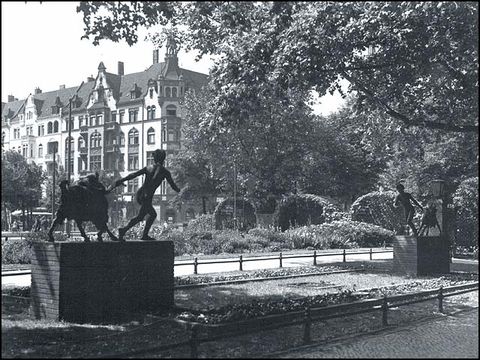 Savignyplatz, Skulpturenpaar, um 1930