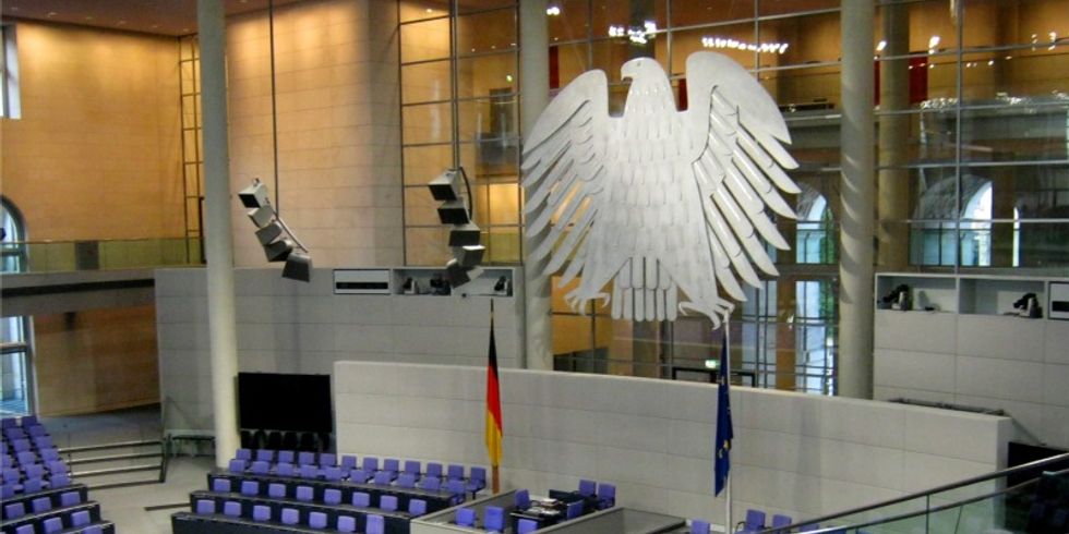 Einblick in den Plenarsaal des Bundestages im Reichstag