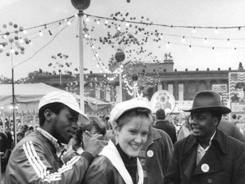 Das SED-Regime konnte die Kontakte zwischen den jungen Leuten aus Mosambik und der DDR nicht vollends einschränken. Hier: Jugend-Festival der FDJ in Ost-Berlin, 1984