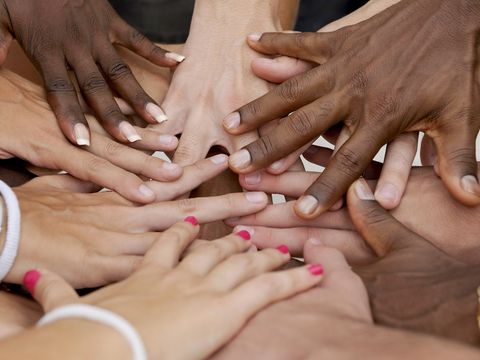 Viele Hände einer Gruppe verschiedener Menschen mit unterschiedlicher Hautfarbe