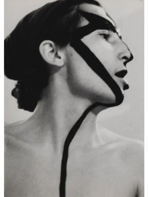 Gabriele Stötzer – Selbstporträt, aus: „Auslöschung eines Blicks, Ich trage meine Wunden offen“, 1983, Fototableau bestehend aus 22 Vintages, Silbergelatine auf Barytpapier, Handabzüge der Künstlerin