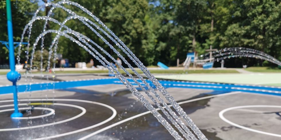 Eine Wasserkanone sprüht Wasser