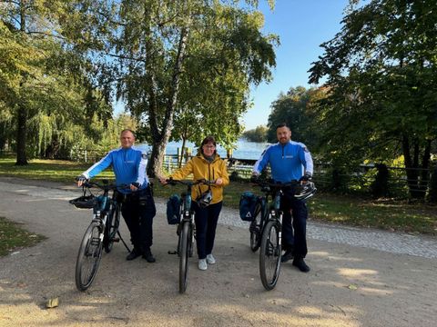 Bildvergrößerung: Bezirksstadträtin Tanja Franzke und Mitarbeiter des Spandauer Ordnungsamtes testen im Wröhmännerpark die neuen E-Bikes. Copyright: Bezirksamt Spandau