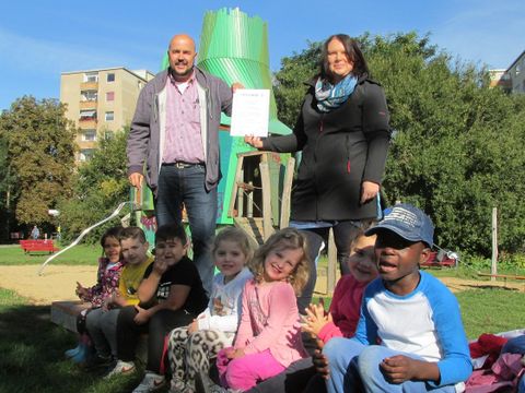 Urkunde Spielplatz-Patenschaft überreicht