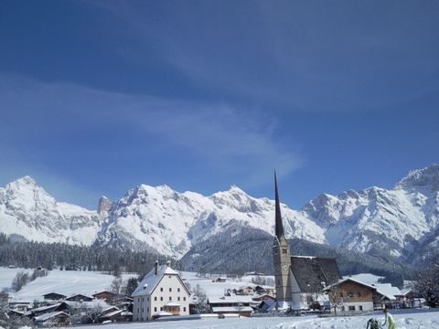 Blick auf die Wallfahrtskirche Maria Alm vor herrlichem Bergpanorama im Winter