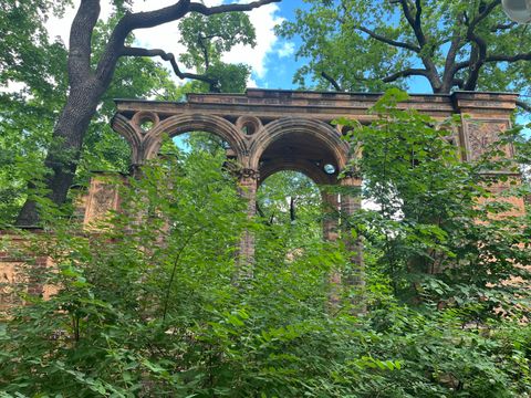 255. Kiezspaziergang - Garten der TU - Ruine einer ehemaligen Bogenhalle