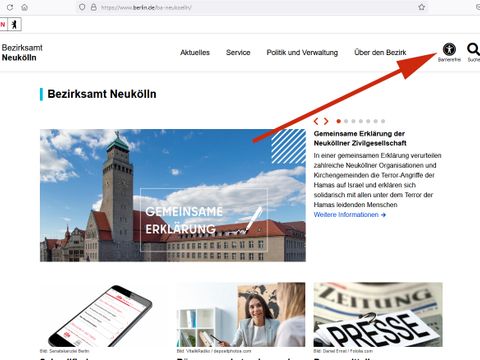 Screenshot der Leichts-Sprache-Bezirksamt-Neukölln-Seite mit einem roten Pfeil der auf den Barrierefrei-Button zeigt