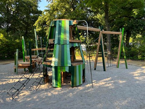 Bildvergrößerung: Neue Spielgeräte auf dem Spielplatz am Augustaplatz