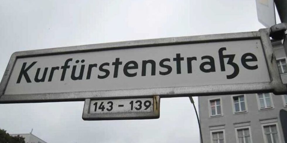 Straßenschild: Kurfürstenstraße 143 - 139