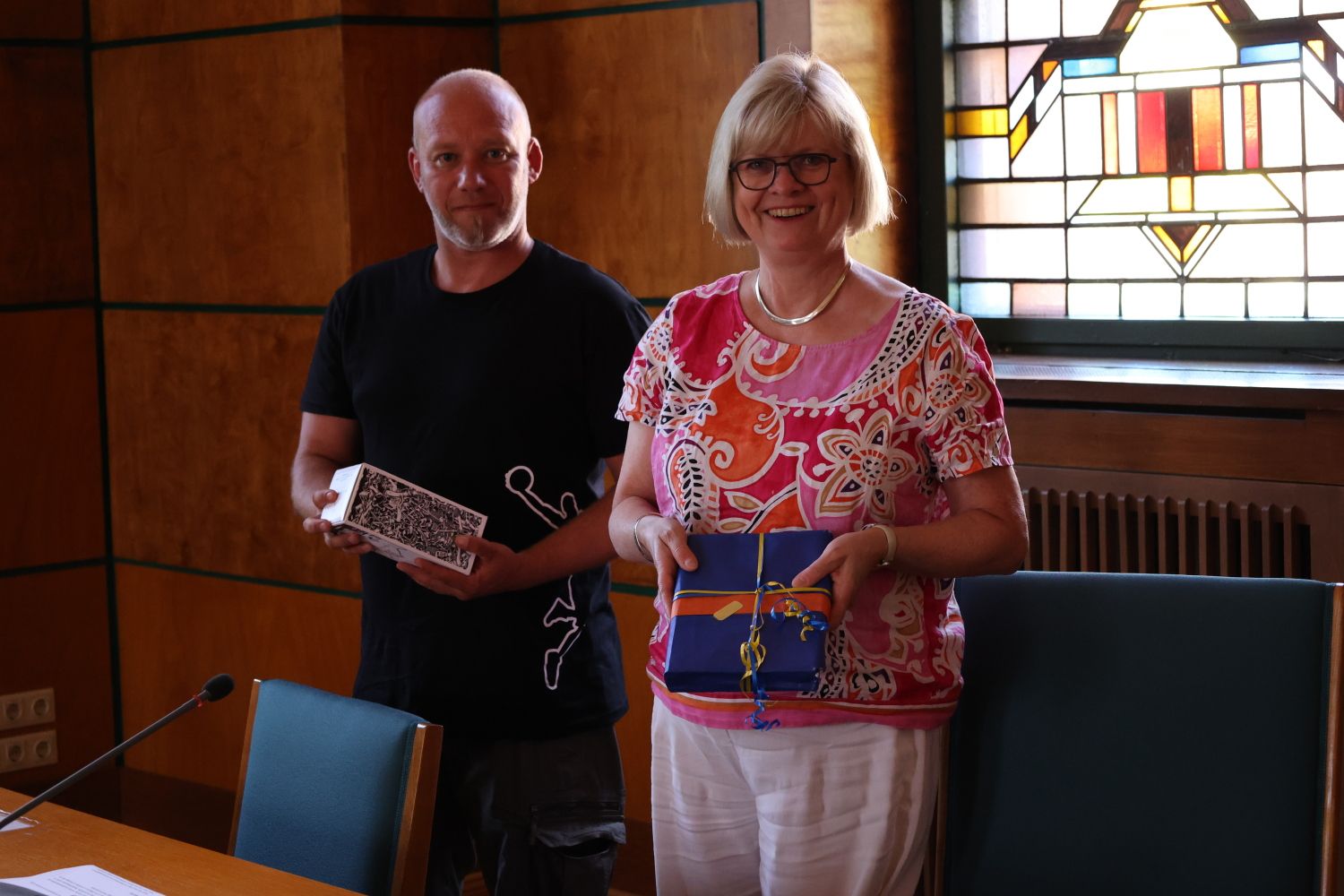 Delegationsbesuch Basketballmannschaft aus Hagen am 21. Juni 2022 im Alten BVV-Saal des Rathauses Zehlendorf: Delegationsleiter Rolf Spannaus mit Bezirkssportstadträtin Cerstin Richter-Kotowski