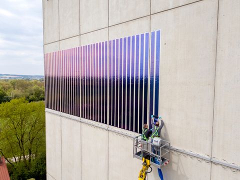 Organische Solarstreifen für den nachträglichen Aufbau an einer Industriefassade.