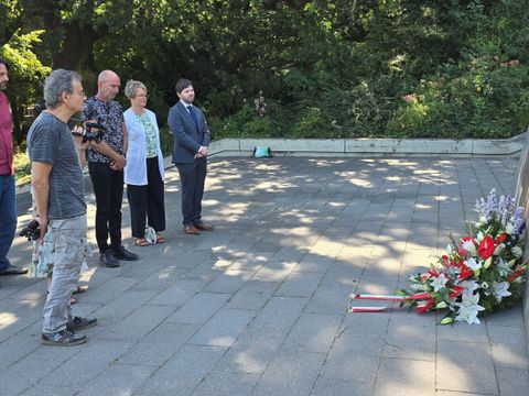 Am stillen Gedenken nahmen neben dem Vorsteher der Bezirksverordnetenversammlung Werner Heck (3. v.li.), Regine Sommer-Wetter und Łukasz Żygadło (re.) von der Botschaft der Republik Polen in Berlin teil