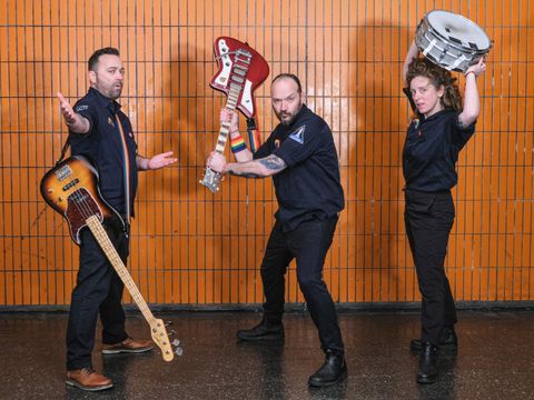 Bandfoto von den drei Musiker*innen von Raketen Erna