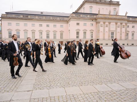 Die Staatskapelle auf dem Vorplatz der Staatsoper Unter den Linden.