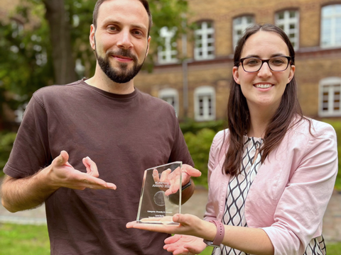 Matthias Grieg und Sina Backs präsentieren den eLearning Award.