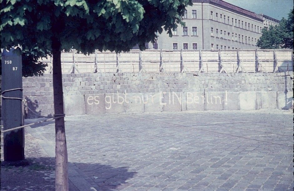 Mauer mit Grafitti "Es gibt nur ein Berlin"