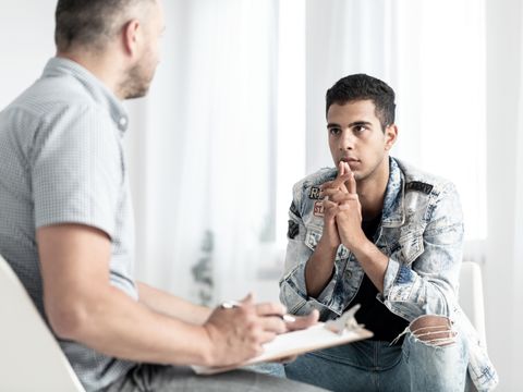 Junger Spanier im Gespräch mit einem Psychologen über seine Zukunftspläne