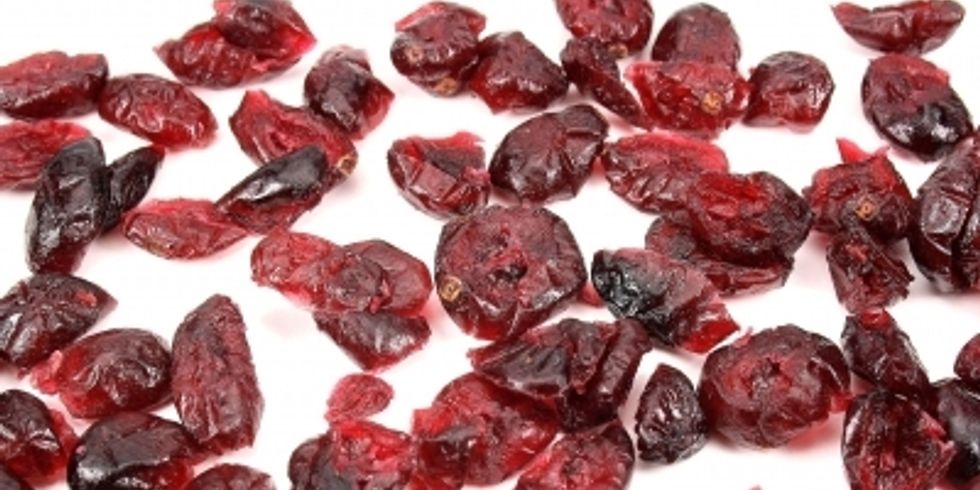 Rote Beeren auf weißem Grund