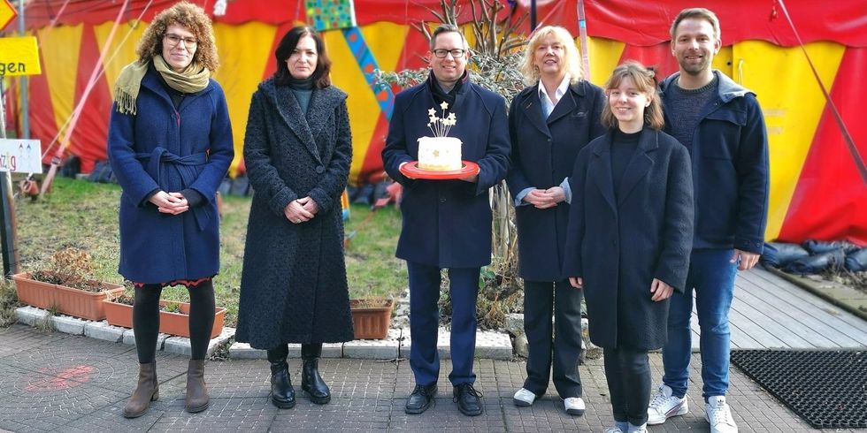 Vor dem Zirkuszelt CABUWAZI Alt-Treptow, v.l.n.r.: Bezirksstadträtin Dr. Claudia Leistner, Geschäftsführerin CABUWAZI Anne Kischneck, Bezirksbürgermeister Oliver Igel, Standortleiterin Britta Niehaus, Bezirksstadtrat Alexander Freier-Winterwerb, davor: Zirkustherapeutin CABUWAZI