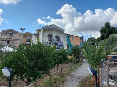 Bildvergrößerung: Garten und Wandgemälde in Danissini