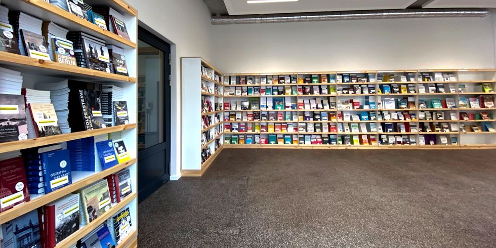 Besuchszentrum Ostkreuz der Berliner Landeszentrale für politische Bildung - Raum mit Bücherregalen