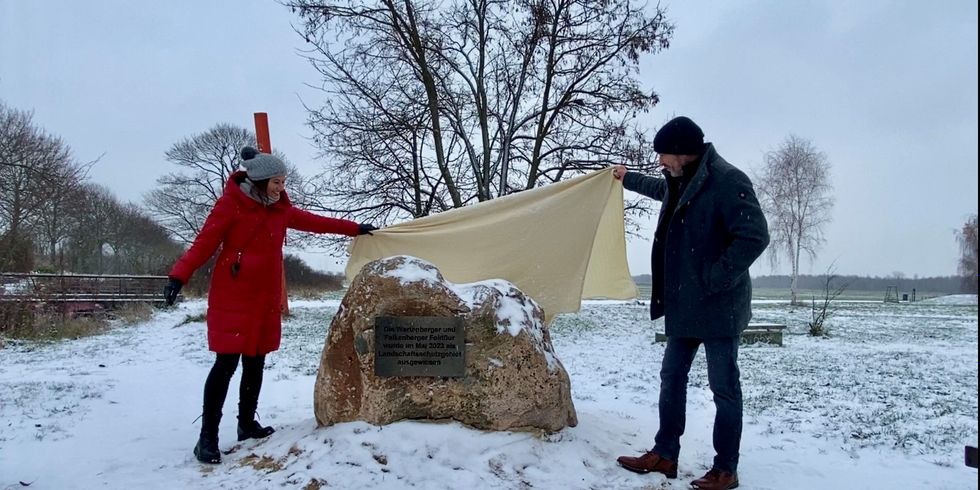 Bezirksstadträtin für Verkehr, Grünflächen, Ordnung, Umwelt und Naturschutz Filiz Keküllüoğlu und Conrad Masius, Leiter Umwelt- und Naturschutzamt