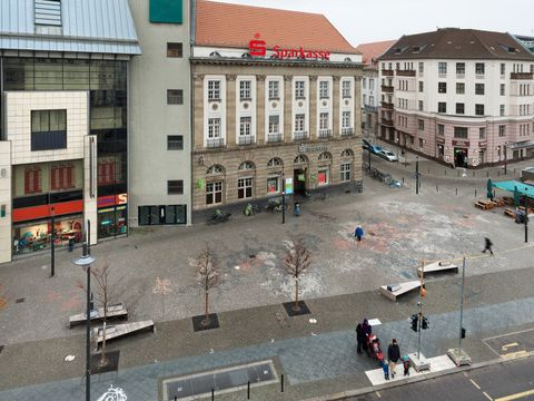  Pflaster am Alfred-Scholz-Platz mit unterschiedlich farbigen Gesteinssorten (Gneis, Granit etc.) aus acht verschiedenen Ländern der Welt. 