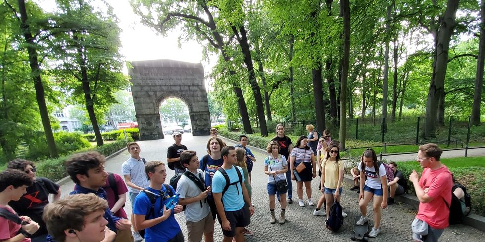 Gruppe Jugendlicher bei museumspädagogischer Führung