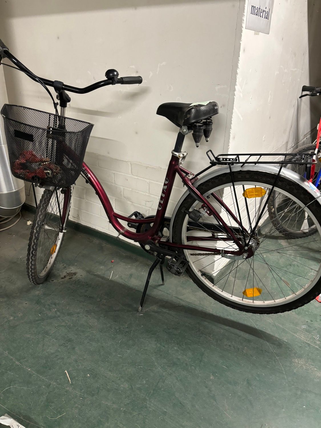 Rotes Damenfahrrad