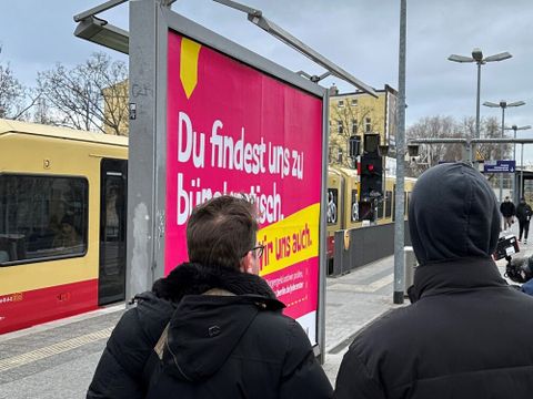 S-Bahn mit Jobcenterplakat im Vordergrund