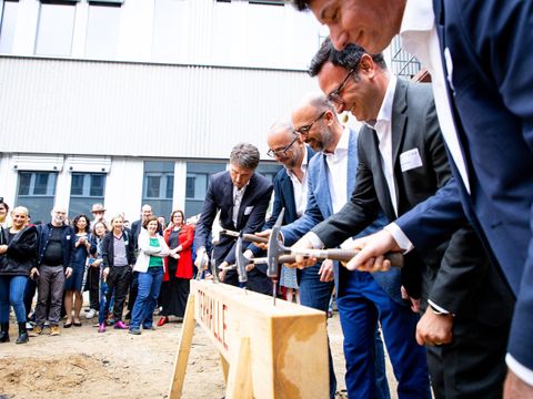 Bildvergrößerung: Richtfest FUHUB v.l.n.r.: HorstWeis (Driven), Roger Bollinger (Bollinger + Fehlig Architekten), Florian Bauer (Swiss Life Asset Managers), Togrul Gönden (Driven), Sebastian Klauke (Berliner Volksbank)) 