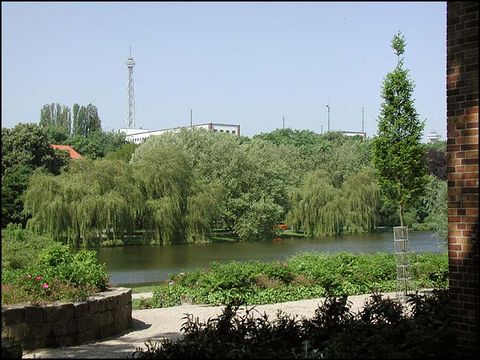 Blick von der oberen Terrasse über den Lietzensee zum Funkturm