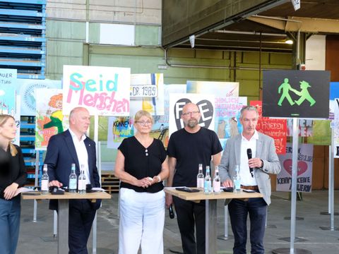 BAB Frank Ebert (rechts) stellt das Programm zum 35. Mauerfalljubiläum vor