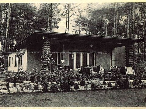 Bildvergrößerung: Haus der Familie Becker in Groß Glienicke, Marian Becker mit einer Freundin auf der Terrasse, 1936