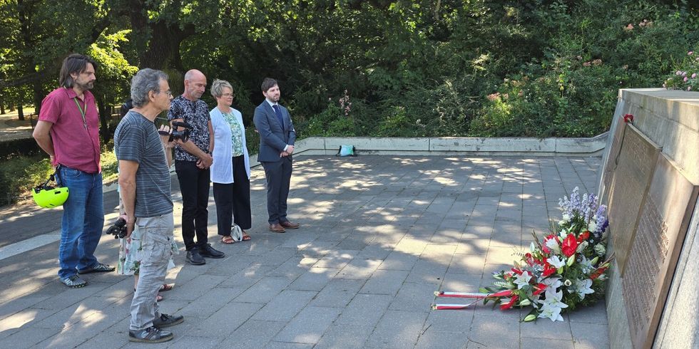 Am stillen Gedenken nahmen neben dem Vorsteher der Bezirksverordnetenversammlung Werner Heck (3. v.li.), Regine Sommer-Wetter und Łukasz Żygadło (re.) von der Botschaft der Republik Polen in Berlin teil