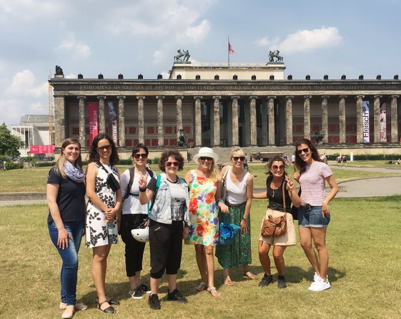 Gruppe Deutschlernerinne stehen vor Altem Museum