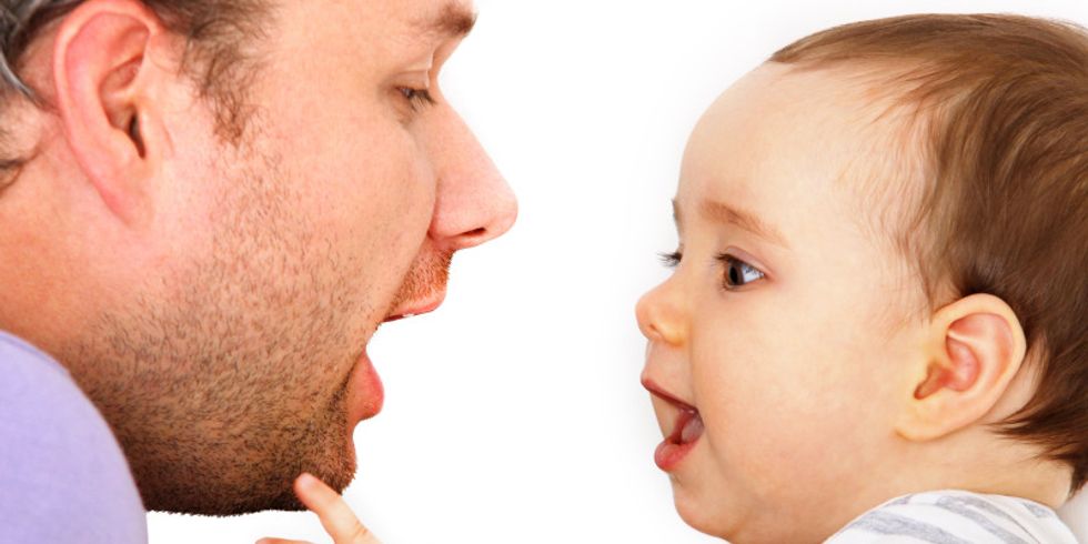 Ein Vater spricht mit seinem kleinen Kind