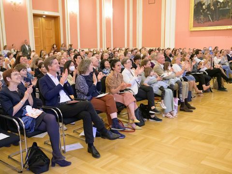 Bildvergrößerung: Gäste der Frauenpreissträgerin 2022 im Großer Saal des Roten Rathauses 