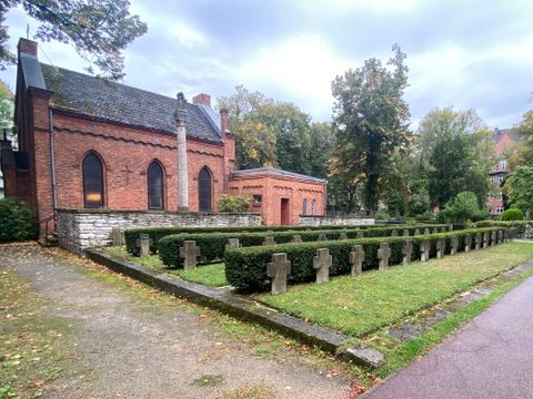 Kapelle und Grabkreuze auf einem Friedhof