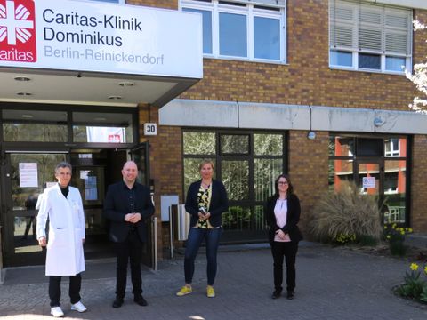 Bildvergrößerung: v.l.n.r. Dr. med. Iris Kraus (Ärztliche Direktorin), Alexander Ewers (Gesundheitsstadtrat), Juliane Bosch (Pflegedirektorin), Stefanie Hackel (kaufmännische Direktorin)