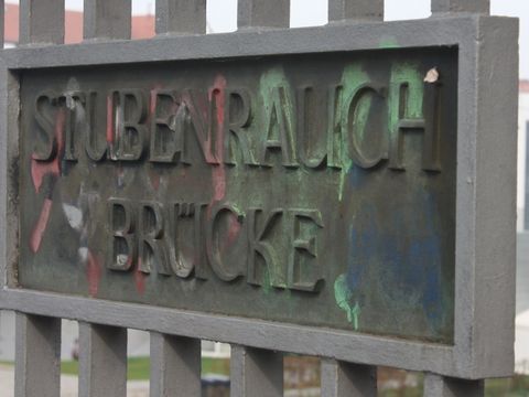 Bildvergrößerung: Zum Tempelhofer Hafen geht es über die Stubenrauchbrücke